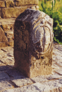 Stein von 1648 beim Holzkreuz