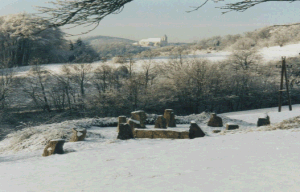 Steinkreis mit der Kirche Maria Langegg im Hintergrund