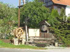 Wasserrad und Plakatwand