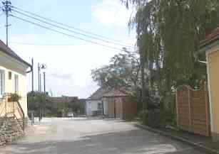 Müllinsel und Parkplatz
