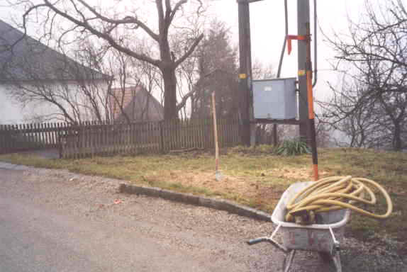 Müllinsel und Parkplatz
