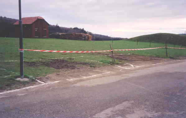 Müllinsel und Parkplatz