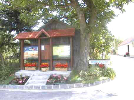 Wasserrad und Plakatwand