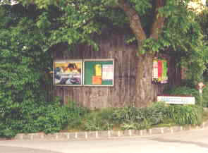 Wasserrad und Plakatwand