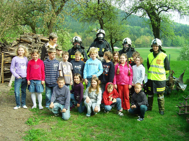 Feuerwehr besucht einen Tag lang die Schüler der Volksschule Geyersberg
