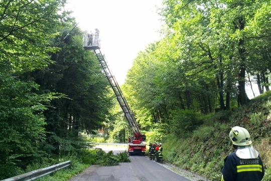 Feuerwehr leistet Millimeterarbeit