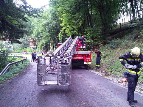 Feuerwehr leistet Millimeterarbeit