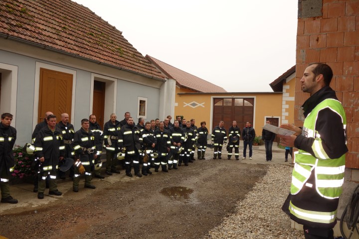 Feuerwehrübergreifende Gesamtübung unter realitätsnahen Bedingungen