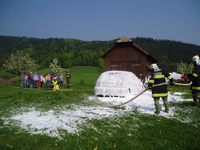 Feuerwehr besucht einen Tag lang die Schüler der Volksschule Geyersberg