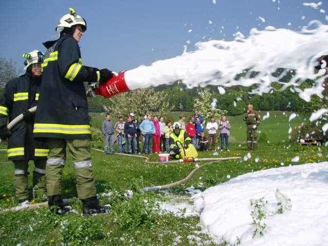 Feuerwehr besucht einen Tag lang die Schüler der Volksschule Geyersberg